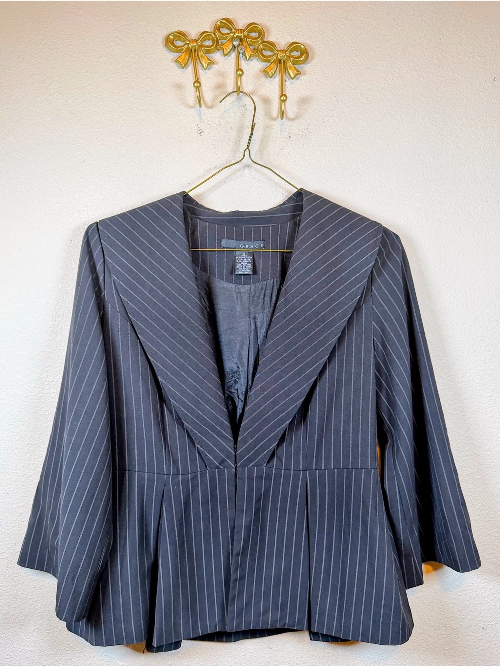 Grace Black & Gray Pinstripe Deep V-Neck w/Wide Lapels Blazer Jacket.    Size 8